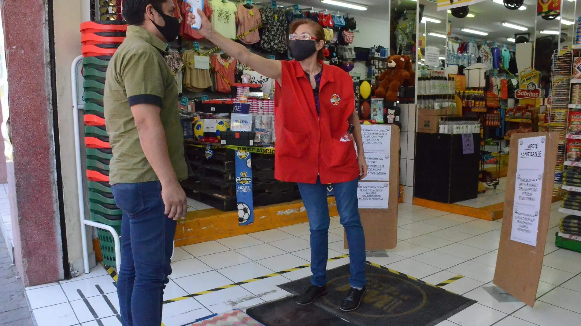 Comercio comprometido con hacer cumplir las medidas de seguridad sanitaria.  Foto Luis Lu_vanos  El Sol de San Juan del R_o.